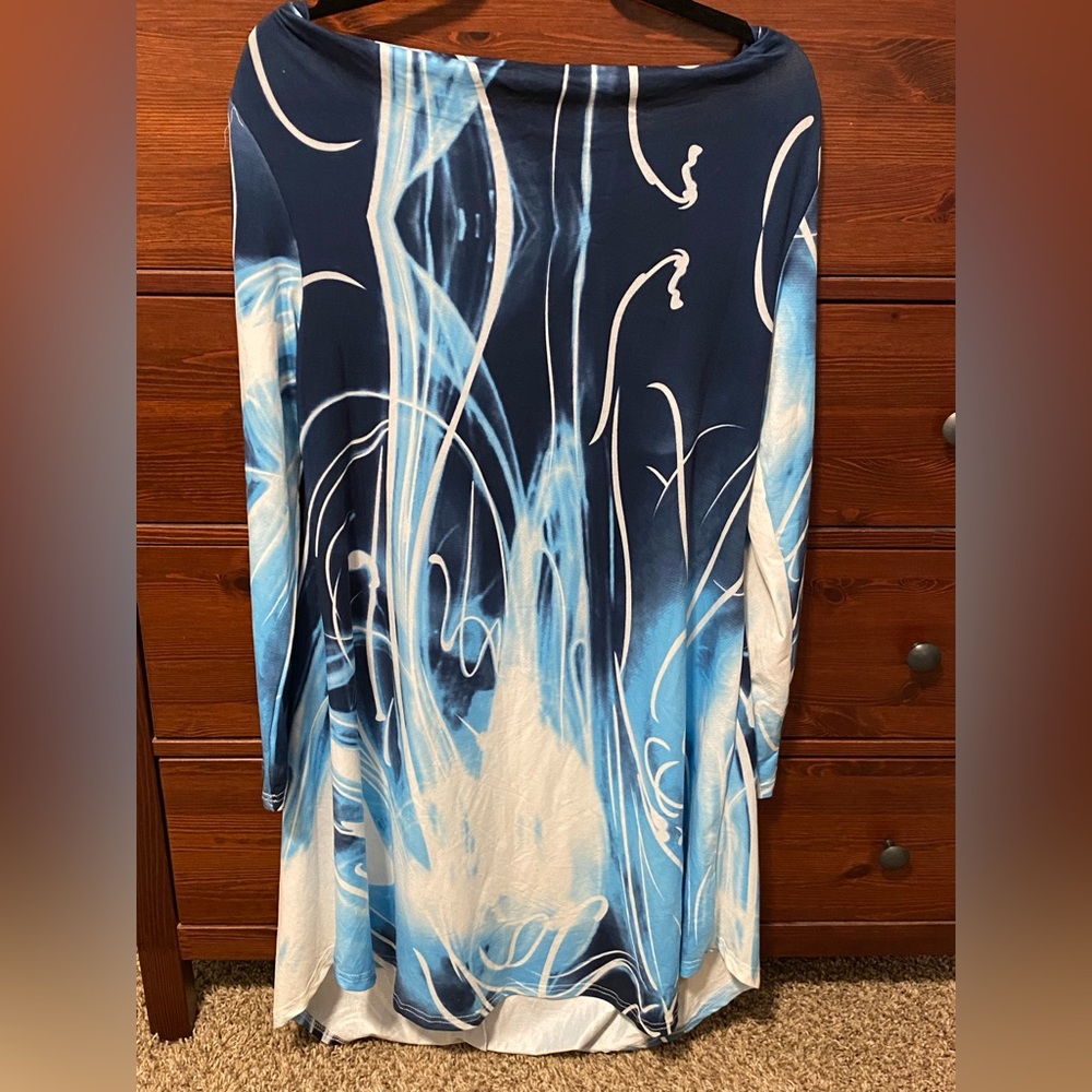 R & B Collection NWT Blue and White Abstract Long Sleeve Dress